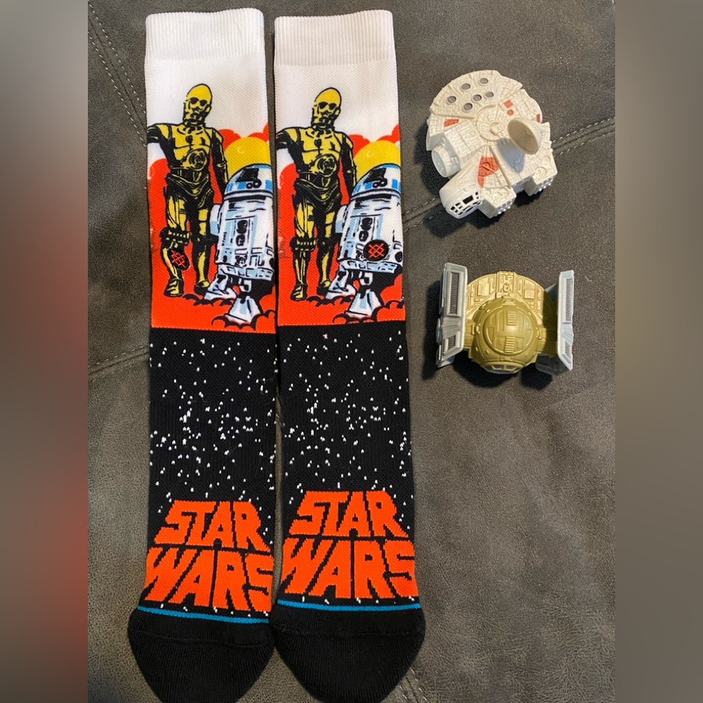 Star Wars socks & 2 small action figures Like New